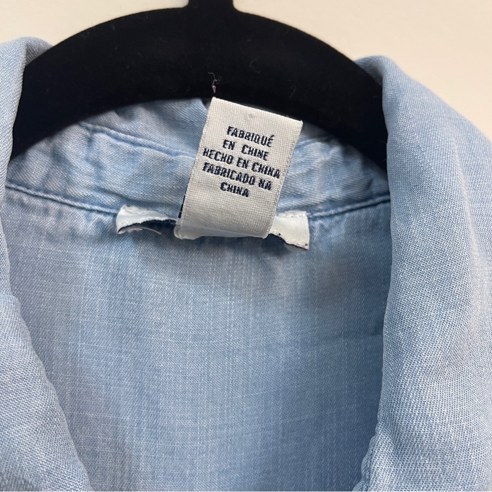 Forever 21 Women’s Button Down Denim Shirt in Size Medium - Picture 8 of 10